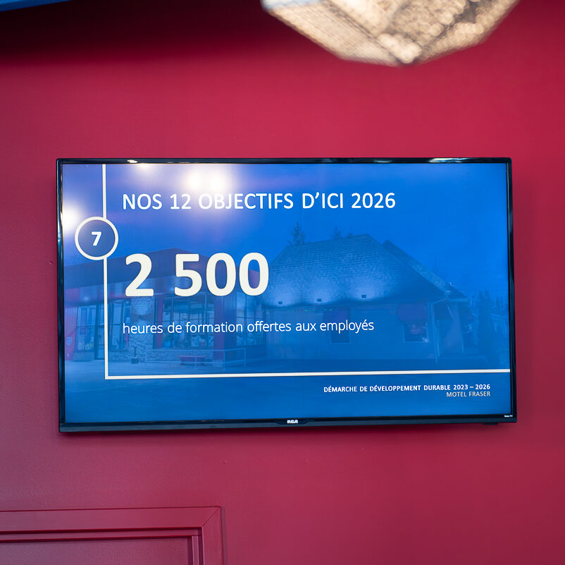 Un écran qui affiche les engagements du Motel Fraser en lien avec le développement durable. Cet écran est accessible aux clients en tout temps.