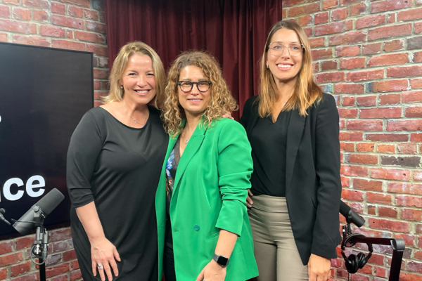 Vicky Marchand, directrice opérations et innovations, et Véronique Dargis, directrice du rayonnement chez Evol, en compagnie de Cléo Maheux, pour l'enregistrement d'un épisode du balado Histoires d'hypercroissance, dont le sujet sont les valeurs qui propulsent l'organisation Evol.