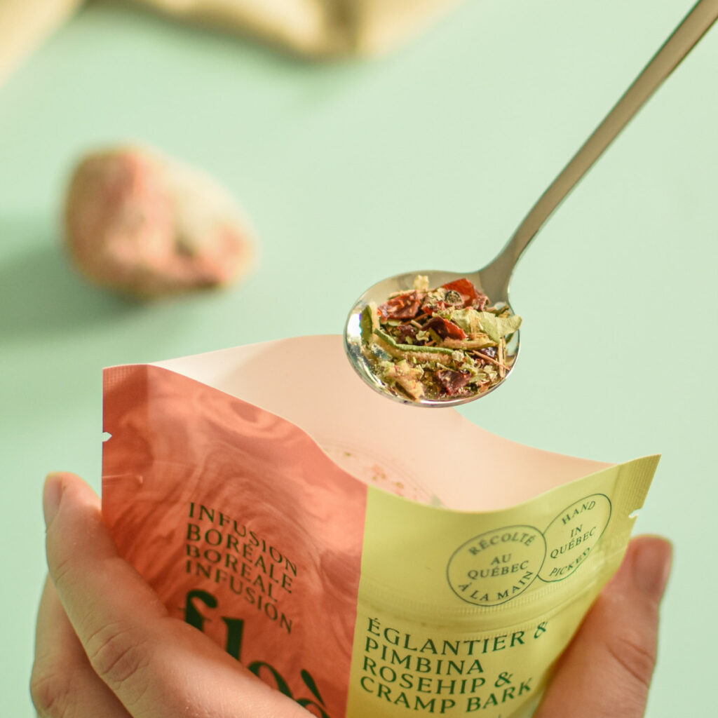 De la tisane présentée dans une cuillère. Produit de l'entreprise Floèm.